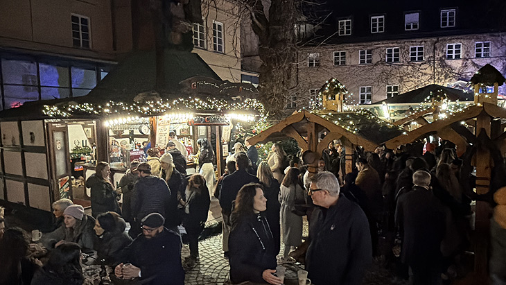 Wurde zum Start schon gut angenommen: der neue Santa's Isarzauber im Innenhof der Praterinsel Müchen (©Foto: Martin Schmitz)